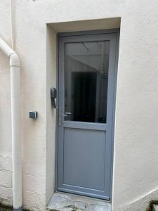 uma porta no lado de um edifício em Studio de l'EST n°1 em Montluçon