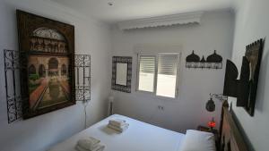 1 dormitorio con 1 cama y una foto en la pared en Apartamento Jerez Centro, en Jerez de la Frontera
