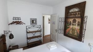 una habitación con una pintura en la pared en Apartamento Jerez Centro, en Jerez de la Frontera