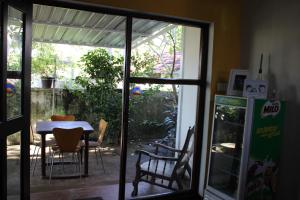 尼甘布的住宿－Olideb Gedara，一个带桌椅的庭院和滑动玻璃门