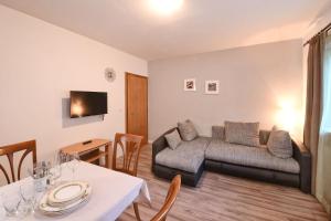 - un salon avec un canapé et une table dans l'établissement Texel Apartments, à Senales