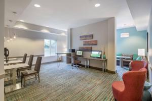 una sala d'attesa con scrivanie e sedie in ospedale di Residence Inn Portland Hillsboro a Hillsboro