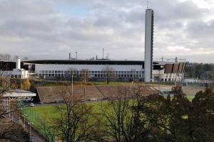 eine große Fabrik mit einem großen Gebäude im Hintergrund in der Unterkunft Urheilukatu20 Olympiastadion Ooppera, 4 makuupaikkaa in Helsinki