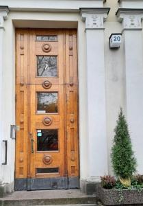 una puerta de madera en un edificio con un árbol de Navidad en Urheilukatu20 Olympiastadion Ooppera, 4 makuupaikkaa en Helsinki