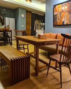 a dining room with a wooden table and chairs at บ้านสวนภาคินรัตน์ 
