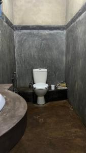 łazienka z toaletą i umywalką w obiekcie Kataragama Homestay w mieście Kataragama
