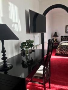 Park Hotel في فريكشهاون: غرفة بها مكتب مع مصباح وسرير