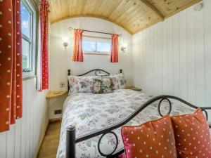 a bedroom with a bed in a small room at Shepherds Hut - Uk45529 in Buildwas