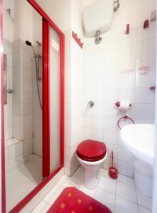 ローマにあるB&B Vaticanroomsのバスルーム(赤いトイレ、洗面台付)