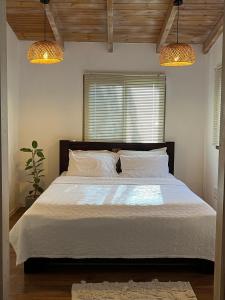 מיטה או מיטות בחדר ב-Eucalyptus cabin Aviel
