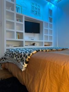 Una cama con una manta de leopardo encima. en El rincón exquisito, en Albacete