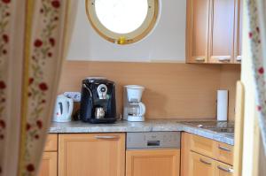 eine Küche mit einer Kaffeemaschine auf der Theke in der Unterkunft Ferienhaus Seetaler Alpen in Obdach