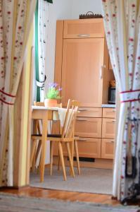 een keuken met een tafel en stoelen in een kamer bij Ferienhaus Seetaler Alpen in Obdach