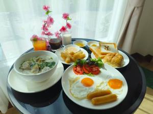 una mesa con platos de desayuno. en Fang Chayapa Hotel, en Fang