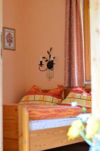 1 dormitorio con 2 camas y ventana en Ferienhaus Seetaler Alpen, en Obdach