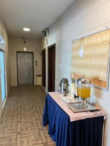 una stanza con un tavolo con un frullatore di المواسم الاربعة للاجنحه الفندقية ad Al Jubail