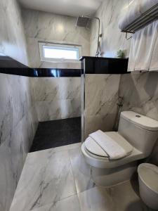 パタヤ・セントラルにあるLHC HOTEL AND RESORTのバスルーム(白いトイレ、シャワー付)