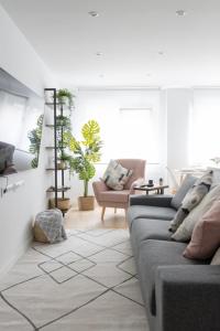 uma sala de estar com dois sofás e um tapete em Lujoso apartamento entre 2 playas con garaje em Gijón