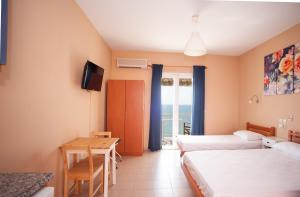 A bed or beds in a room at Rosa's Beach Studios