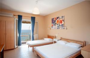 A bed or beds in a room at Rosa's Beach Studios