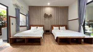 Кровать или кровати в номере Nhu Huose Phu Quoc