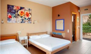 A bed or beds in a room at Rosa's Beach Studios