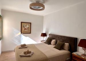ein Schlafzimmer mit einem Bett mit zwei Handtüchern darauf in der Unterkunft CozyCatalonia - Exclusive Attic in Central Blanes in Blanes