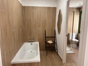 ein Bad mit einer Badewanne und einem WC in der Unterkunft CozyCatalonia - Exclusive Attic in Central Blanes in Blanes