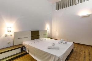 a bedroom with a bed with two towels on it at Cozy Apartment with AC in Elche