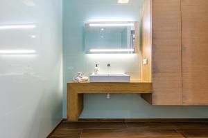 a bathroom with a sink and a mirror at Cozy Apartment with AC in Elche