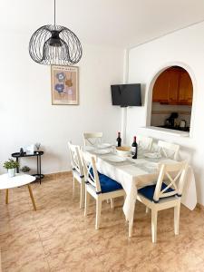 Televízia a/alebo spoločenská miestnosť v ubytovaní P.S. Apartment