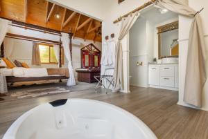 Ένα ή περισσότερα κρεβάτια σε δωμάτιο στο Harem Cottage Gembrook - Spa Bath & Wood Fireplace