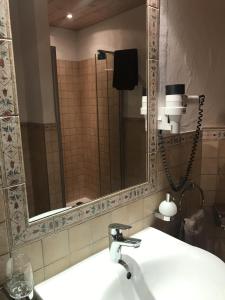 W łazience znajduje się umywalka i lustro. w obiekcie Chalet Hestia w mieście Champéry