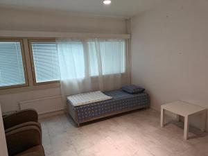Habitación pequeña con cama y mesa en Nest Hostel, en Turku