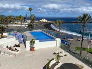 een resort met een zwembad en een strand bij LE TERRAZZE 1 in Puerto de la Cruz