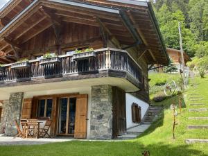 ein Haus mit einem Balkon und einer Terrasse in der Unterkunft Chalet Hestia in Champéry