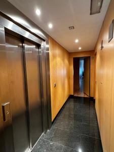 un couloir avec des ascenseurs dans un bâtiment dans l'établissement AT home Santo Domingo, à Guadalajara