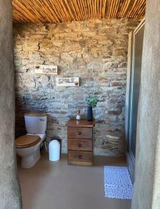 y baño con aseo y tocador de madera. en Die Kliphuisies 2, en Oudtshoorn