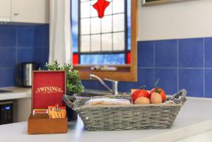 un cesto di frutta su un bancone in cucina di Bluebell Cottage Gembrook - Heated Spa & Wood Fireplace a Gembrook Altre 8 foto