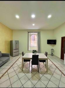 ein Wohnzimmer mit einem Tisch und einem Sofa in der Unterkunft Don Vincenzo’s House in Neapel