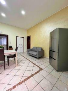 ein Wohnzimmer mit einem Sofa und einem Kühlschrank in der Unterkunft Don Vincenzo’s House in Neapel