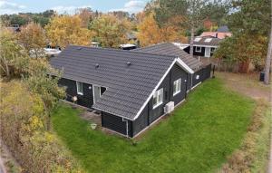 una vista aérea de una casa negra con patio en Lovely Home In Slagelse With Kitchen, en Slagelse