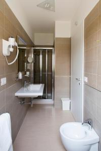 łazienka z umywalką, wanną i toaletą w obiekcie B&B Olganna w mieście Vasto