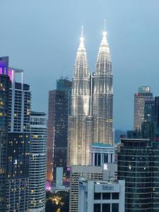 - une vue sur les tours jumelles pétronas d'une ville dans l'établissement Anggun Residence KL Malaysia, à Kuala Lumpur