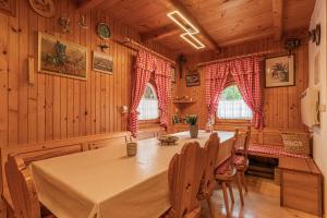 - une salle à manger avec une table et des chaises dans l'établissement Rudnica Hill Lodge - Happy Rentals, à Podčetrtek