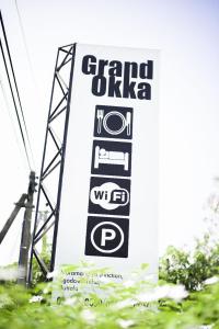 una señal para una gasolinera en un poste en Grand Okka Hotel en Buttala