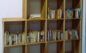 a book shelf filled with lots of books at Grand Okka Hotel in Buttala
