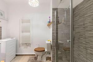 a bathroom with a toilet and a glass shower at Le Havre du Bonheur in Saint-Denis