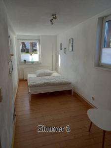 een slaapkamer met een bed in de hoek van een kamer bij Pension Kleinschmidt in Urbach