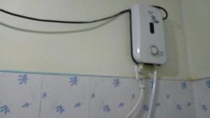 un controlador de juegos nintendo wii colgado en una pared en Tree Cool Resort, en Ella